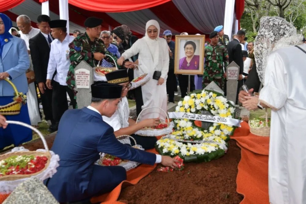 Wapres Gibran Pimpin Upacara Pemakaman Ibu Karlinah Umar Wirahadikusumah